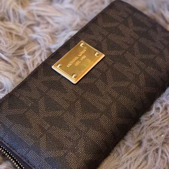 Michael Kors Handbags - Michael Kors Jet Set Large Wallet